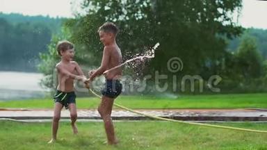 夏天，男孩的泳裤向<strong>弟弟</strong>泼水，<strong>弟弟</strong>在湖边的草地上玩得很开心
